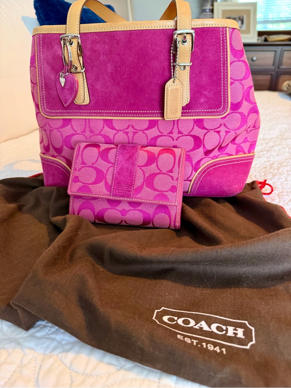 NWT COACH Pink Signature Suede & Canvas Hampton Tote w/ Wallet & Key Chain - Picture 2 of 16